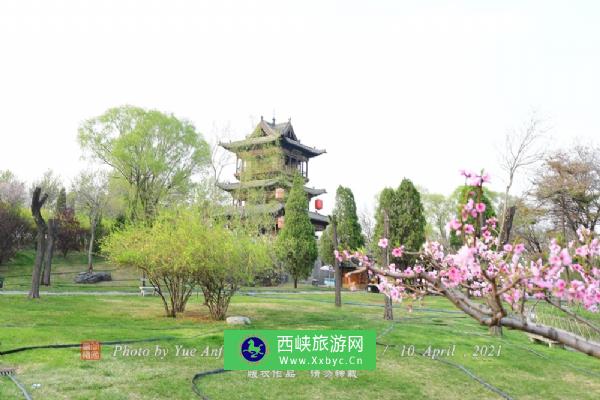 常家庄园后花园—静园，被称做中国北派最大的私家园林！此园既被山湖水系连为一片，却又园中有园，大中有小，小中有大，远近高低，自然成趣。